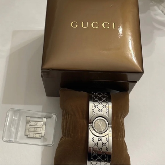 Gucci Bangle Twirl Watch with GG Engraved on silver - Picture 5 of 9